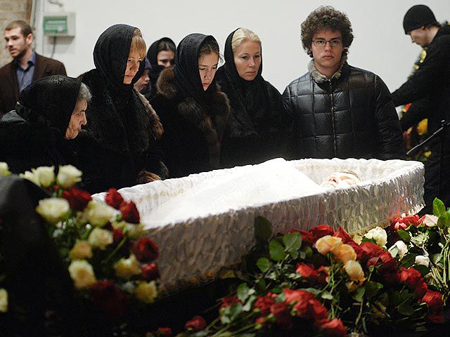 Гроб с телом Бориса Немцова после панихиды вынесли под крики "Герои не умирают!"