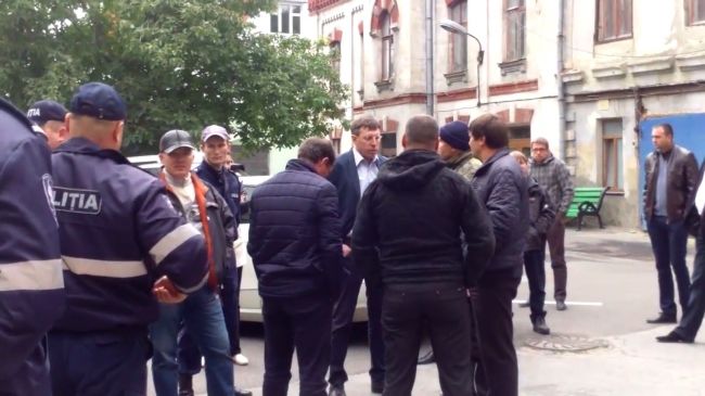Киртоакэ повздорил с ветеранами войны во дворе мэрии