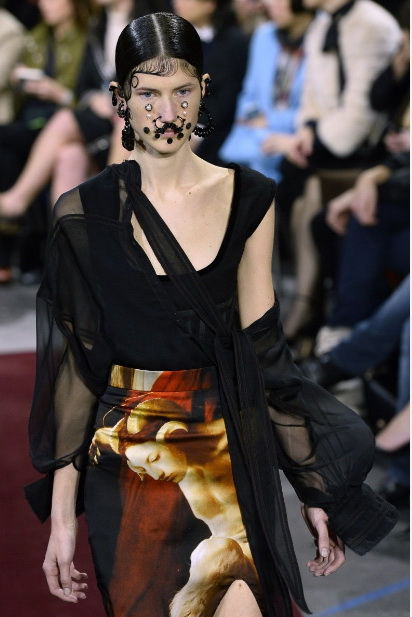 Украшения, броши и усы на лицо: странный показ коллекции от Givenchy
