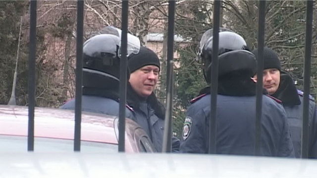 Под больницей Тимошенко дежурят бойцы в шлемах и бронежилетах