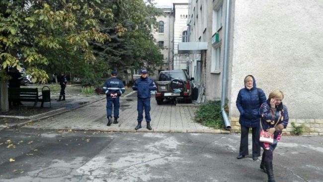 Un şofer a intrat cu maşina în clădirea Primăriei Capitalei