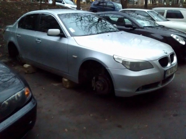 В Кишиневе с двух авто сняли колеса