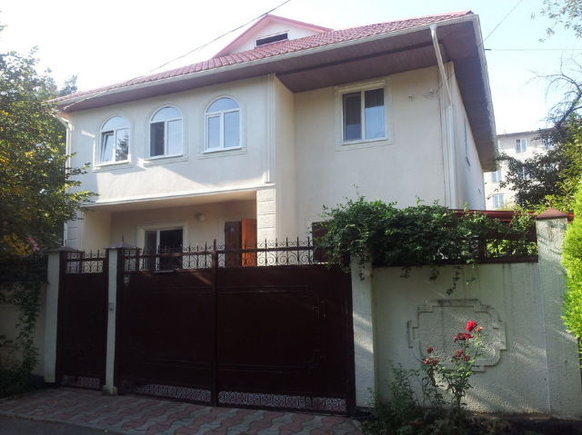 Cum își vinde casa un moldovean, pe un site de anunțuri: ”Fostul prim-ministru e vecin”
