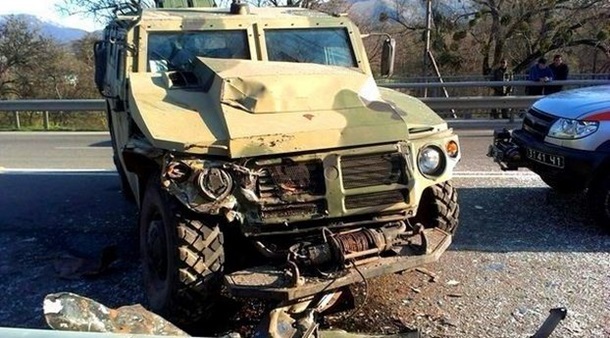 Возле Симферополя в троллейбус въехал российский "Тигр", есть пострадавшие