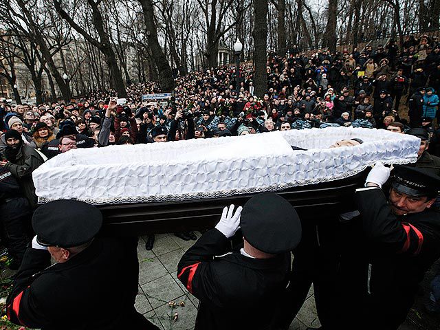 Гроб с телом Бориса Немцова после панихиды вынесли под крики "Герои не умирают!"