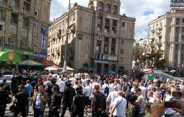 На Майдане украинские и польские фанаты устроили массовую драку