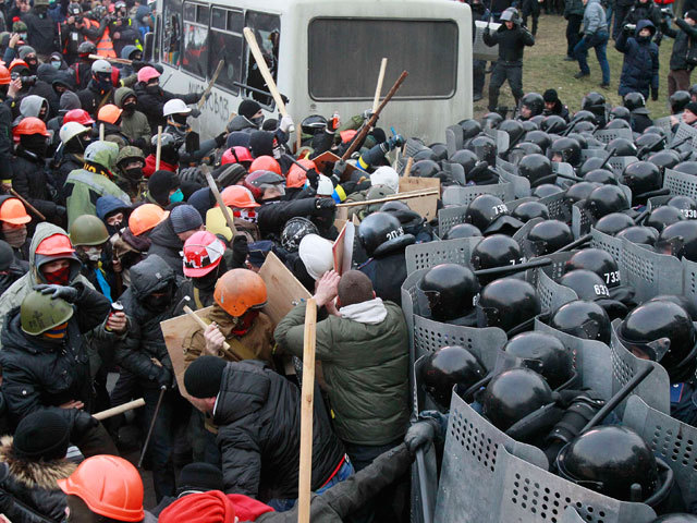 В Киеве начались столкновения протестующих с милицией