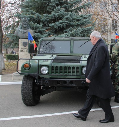 Тимофти сел за руль "Хаммера", подаренного Нацармии