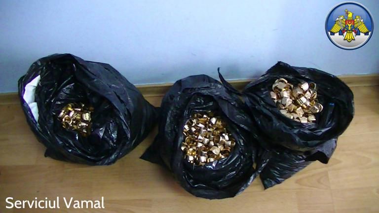 Captură de 73 kg de bijuterii. Vameșii presupun că ar fi aur