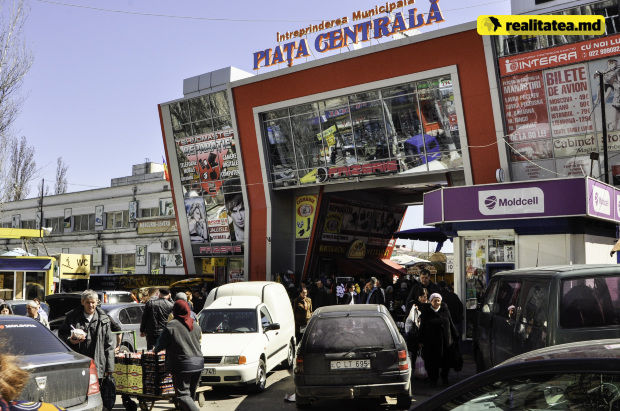 Îmbulzeală în Piața Centrală. Oamenii se calcă în picioare făcând cumpărături