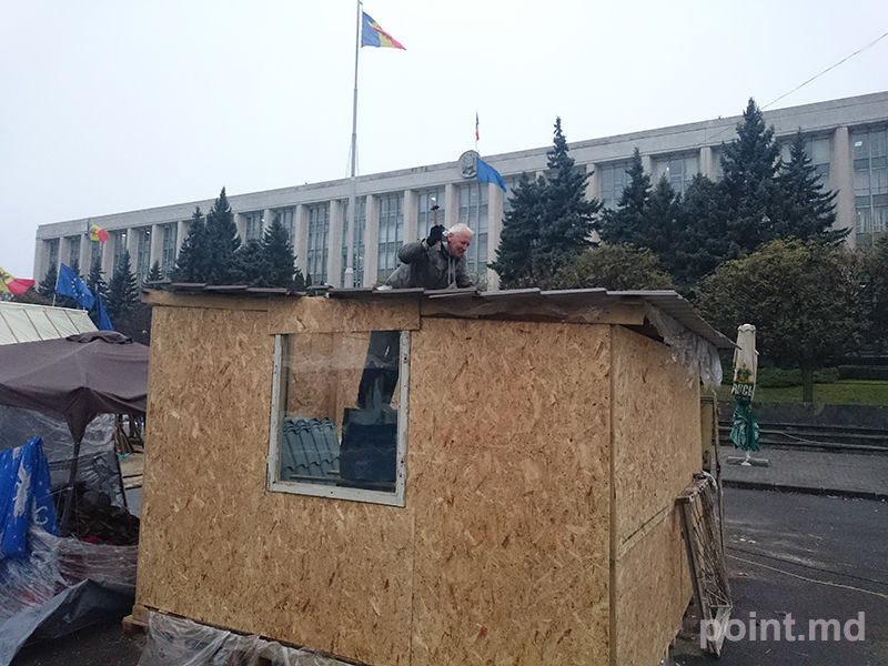 Летние палатки платформы DA сменили на деревянные строения