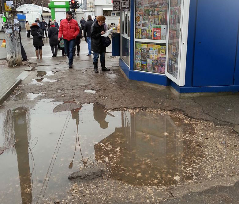 Жители Кишинева жалуются на состояние дорог и тротуаров