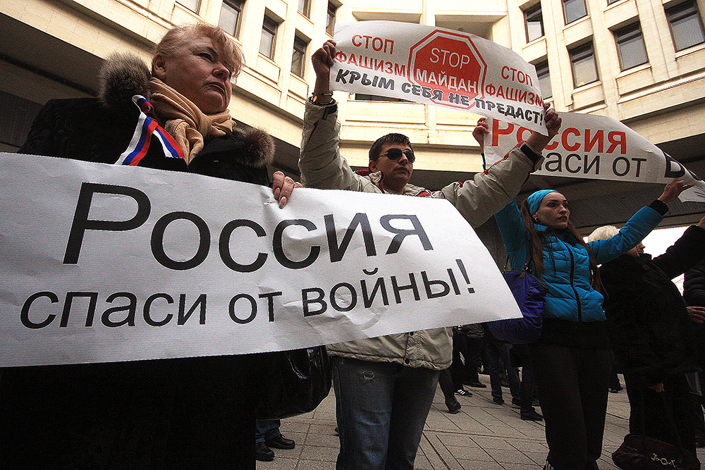 Митинг в Симферополе перерос в массовую драку