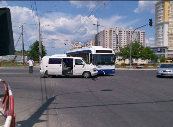 Grav accident în capitală: Un troleibuz s-a ciocnit cu un microbuz