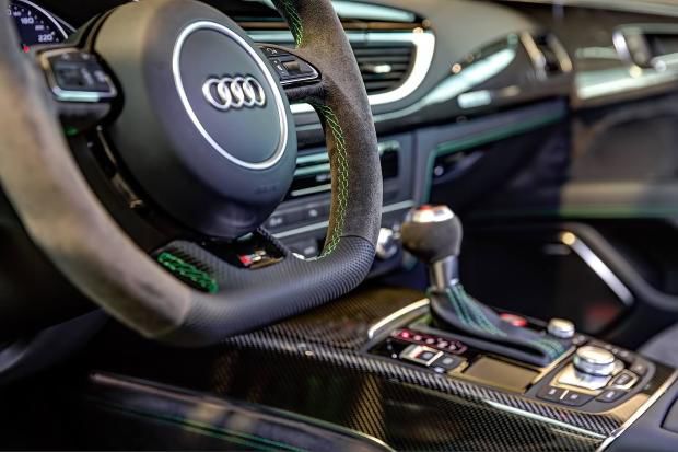 Noul Audi RS7 pozează în nuanță Apple Green