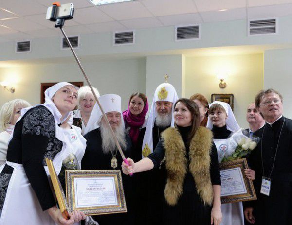 Патриарх Кирилл сделал первое фото с помощью палки для селфи