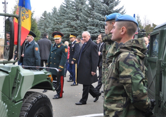 Молдавской армии передали американские военные Хаммеры