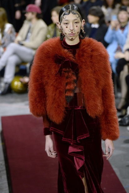Украшения, броши и усы на лицо: странный показ коллекции от Givenchy