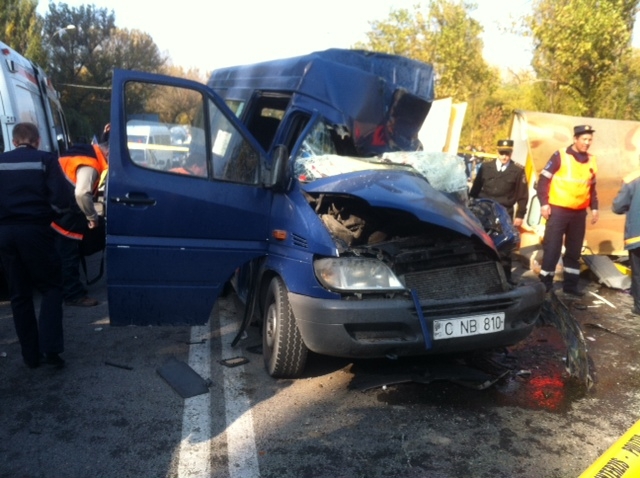 Accident teribil, doi morti dupa ce microbuzul 171 s-a lovit cu camion