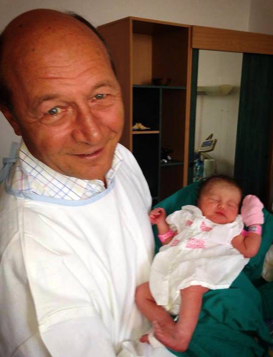 Traian Băsescu cu nepoţica în braţe: „Seamănă cu mine”
