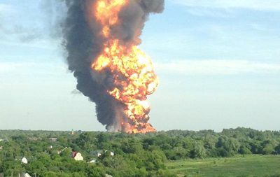 Огонь с нефтебазы под Киевом перекинулся на лес