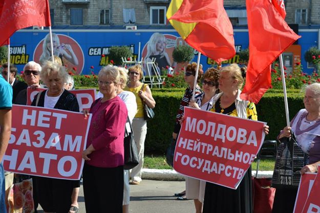 Социалисты провели акцию протеста "Стоп НАТО" в Бельцах и Комрате
