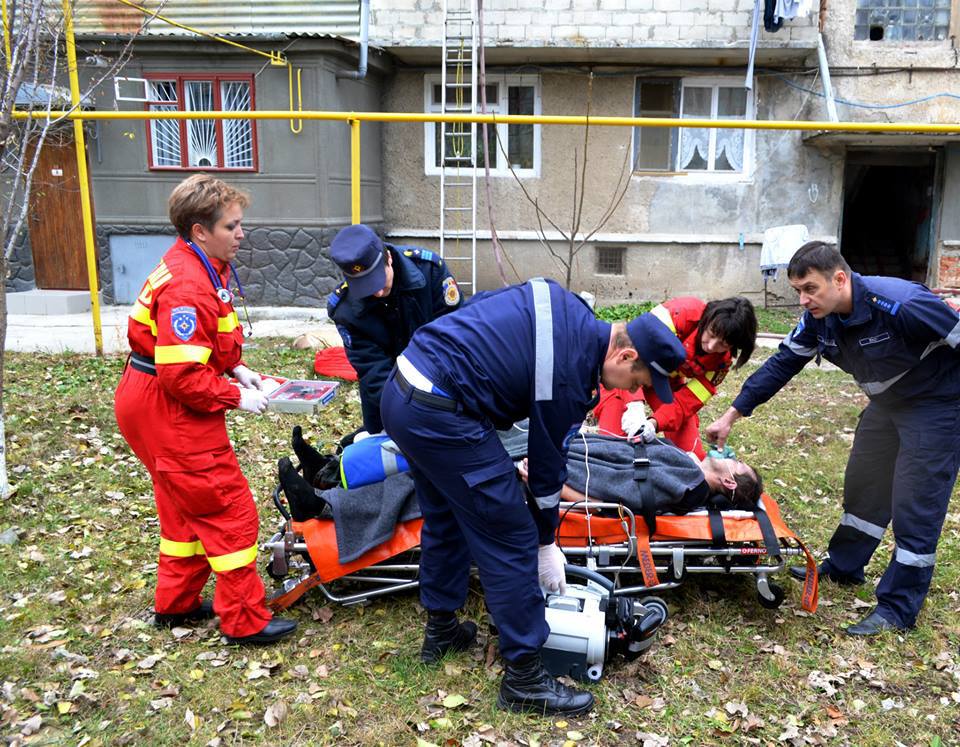 A fost salvat din apartamentul cuprins de flăcări