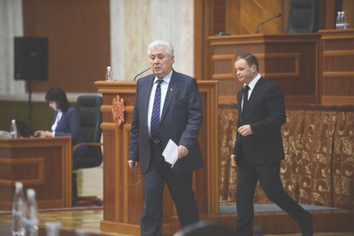Фотография дня: Депутат, который все время идет по пятам Владимира Воронина