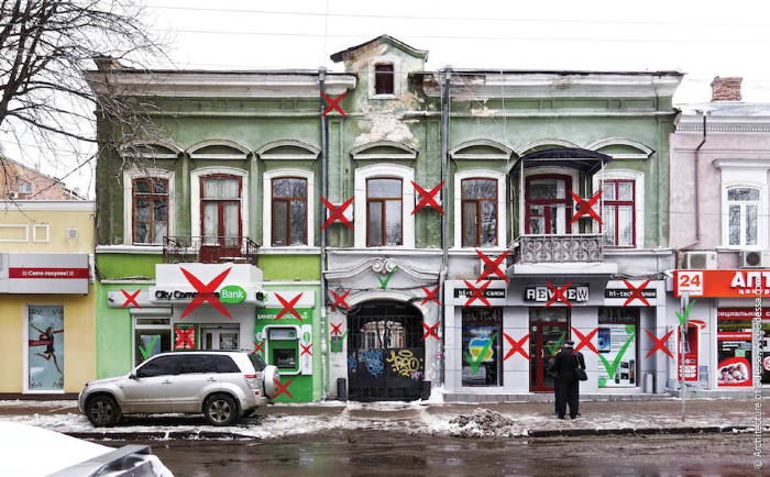 Как в Одессе решили бороться с вывесками, которые портят вид исторических зданий