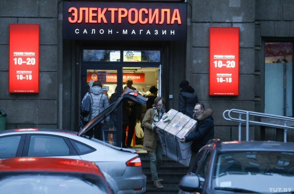 Белорусы в панике скупают технику и продукты питания