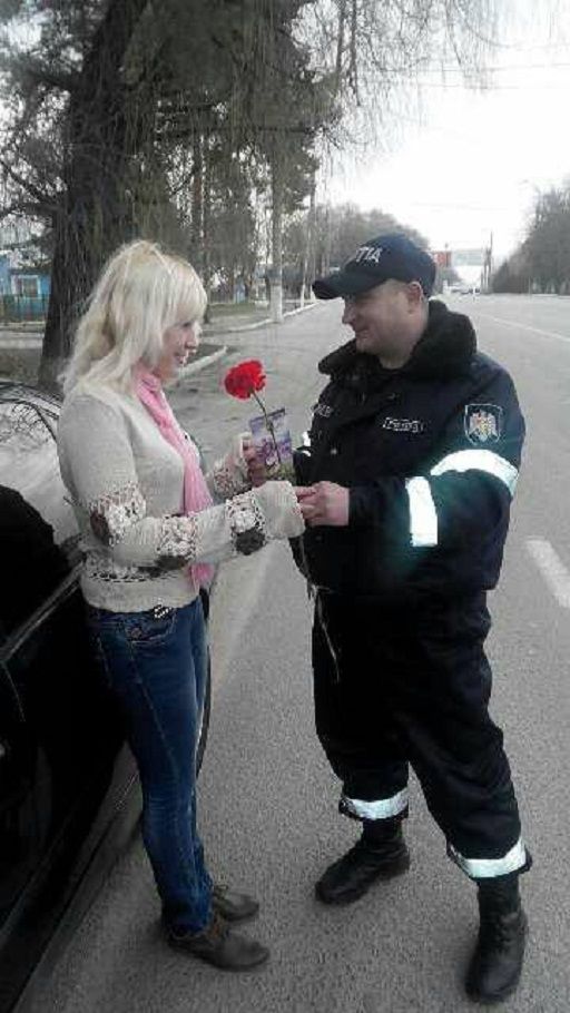 De 8 Martie, poliţiştii de patrulare au oferit femeilor flori