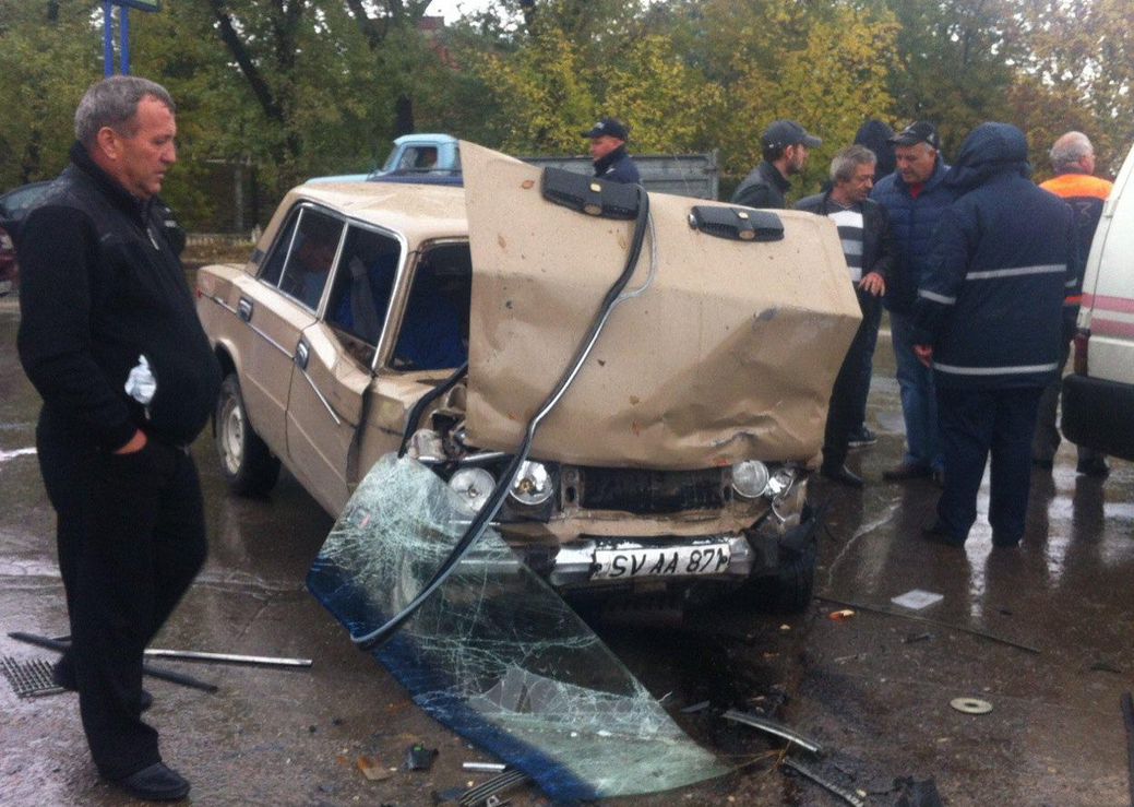 Două maşini s-au făcut zob lângă o staţie PECO