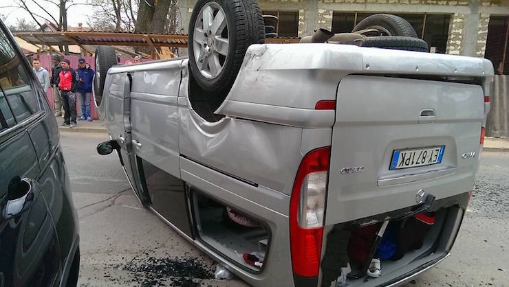 В центре Кишинева в результате ДТП перевернулся автомобиль