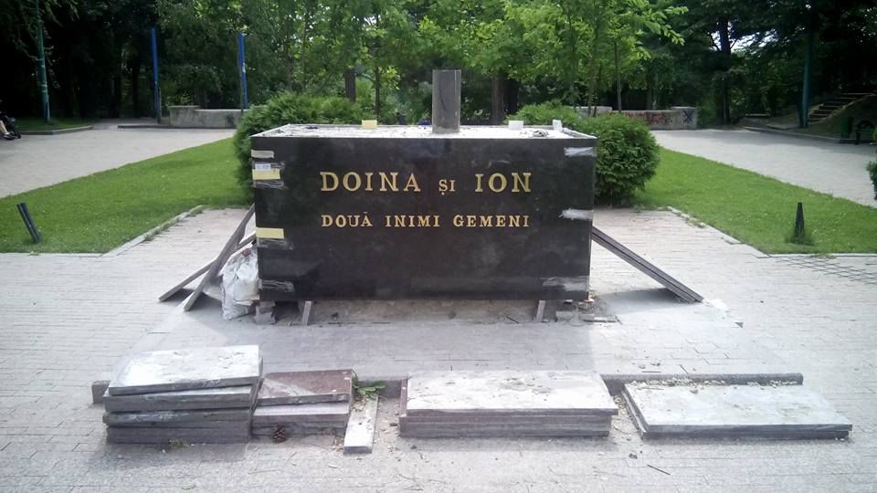 Inscripție cu greșeli pe soclul monumentului lui Doina și Ion Aldea-Teodorovici