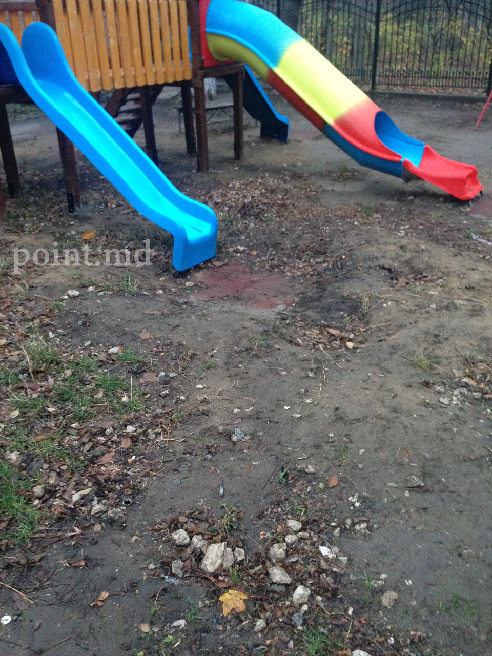 Au instalat toboganele pentru copii printre noroi şi pietre
