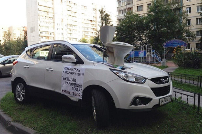 Cum luptă rușii cu mașinile parcate neregulamntar
