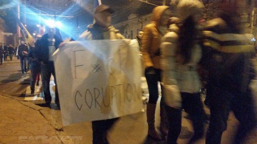 Сотни кишиневцев провели вчера вечером акцию протеста в центре города
