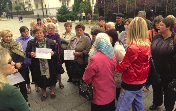 Матери и жены бойцов АТО пикетируют администрацию президента