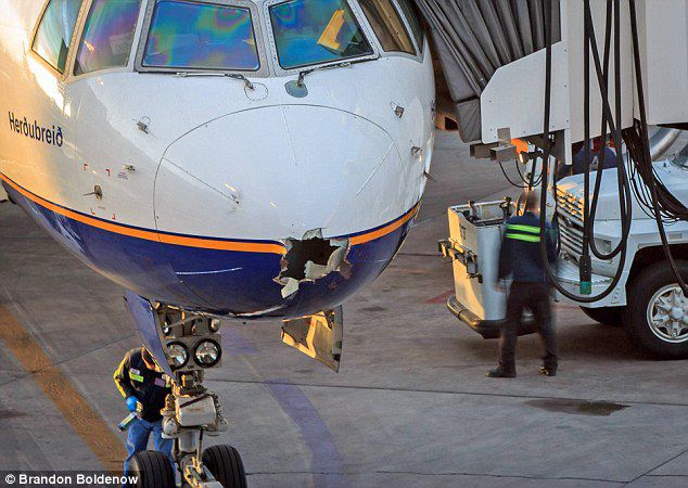 Молния пробила дыру в обшивке Boeing 757 компании Icelandair