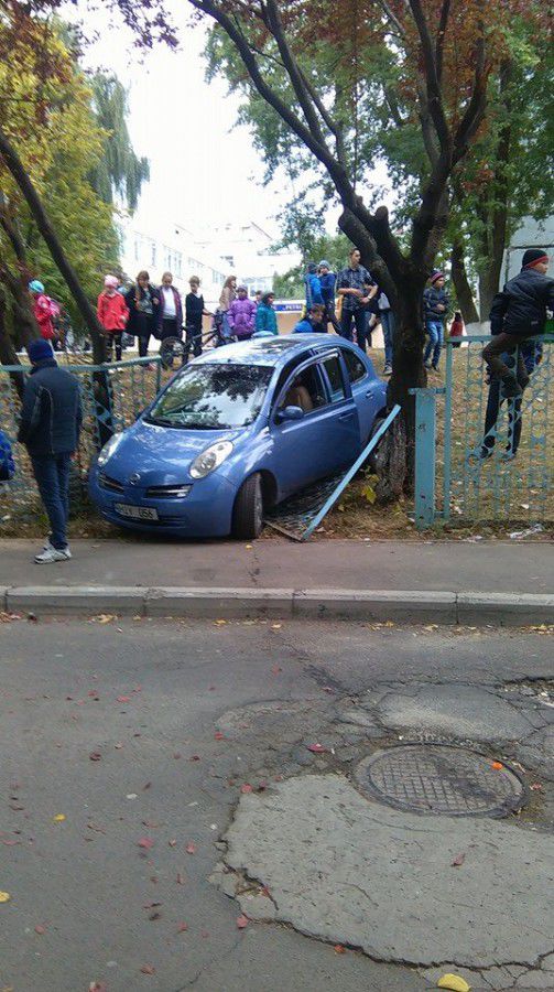 Женщина-водитель проломила забор столичной школы
