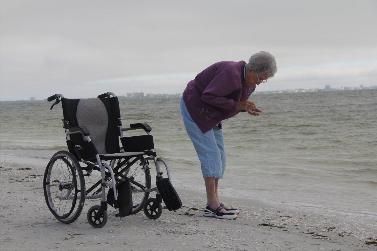 Больная раком 90-летняя старушка вместо химиотерапии решила посмотреть мир