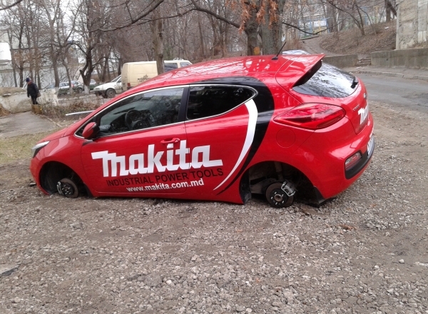 В Кишиневе с двух авто сняли колеса