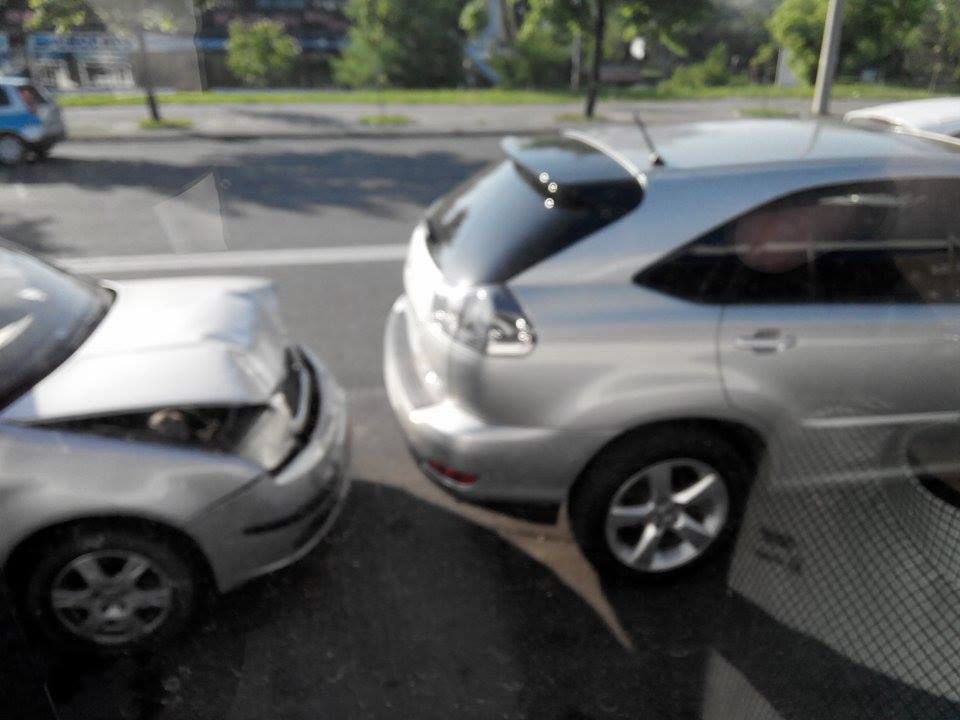 Accident în lanț pe strada Mihai Viteazu din capitală. Trei mașini s-au tamponat