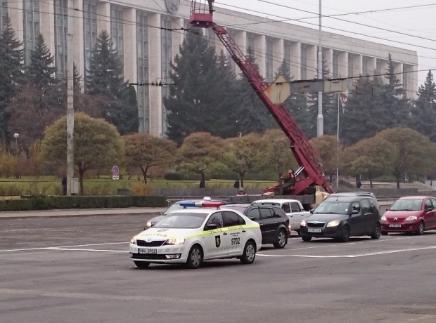 Vezi cum o mașină de poliție încalcă regulile de circulație