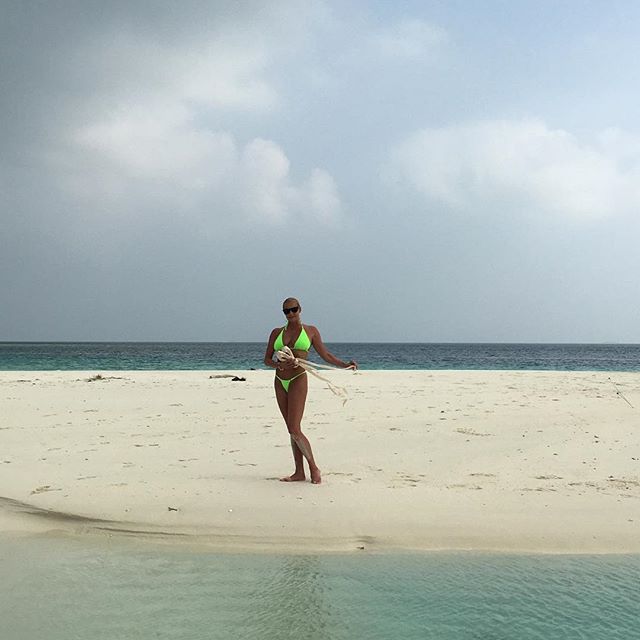 Стринги и пуанты: Волочкова показала фото с отдыха на Мальдивах
