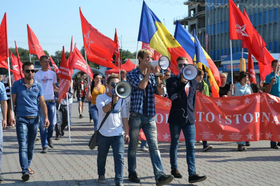 Социалисты провели акцию протеста "Стоп НАТО" в Бельцах и Комрате