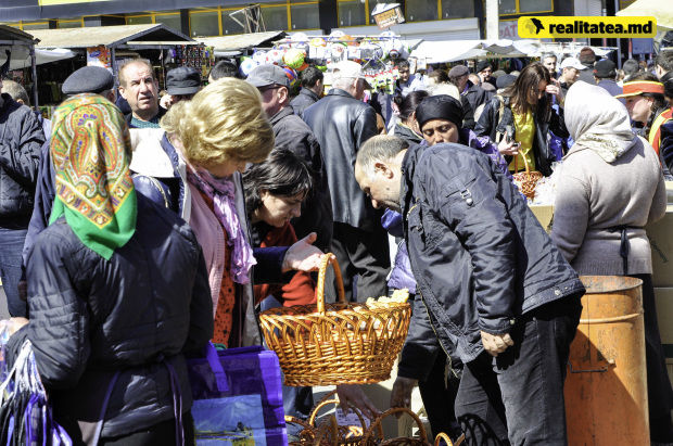 Îmbulzeală în Piața Centrală. Oamenii se calcă în picioare făcând cumpărături
