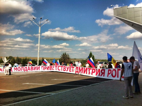 В аэропорту молодежь развернула плакат с приветствием Рогозина