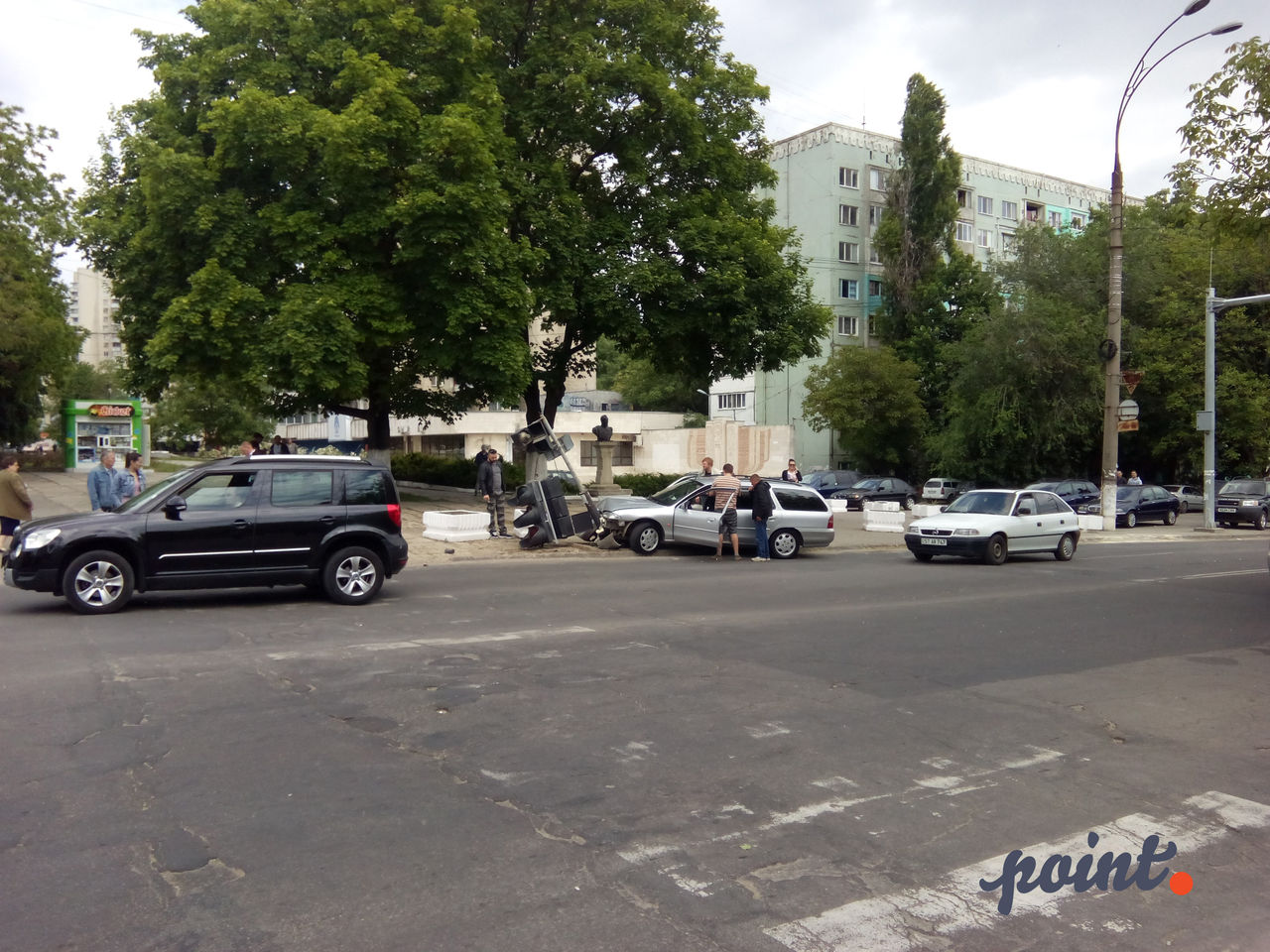 ДТП на Ботанике: автомобиль снёс светофор
