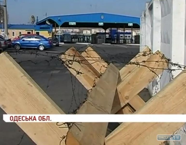 Украинские пограничники роют окопы на границе с Приднестровьем